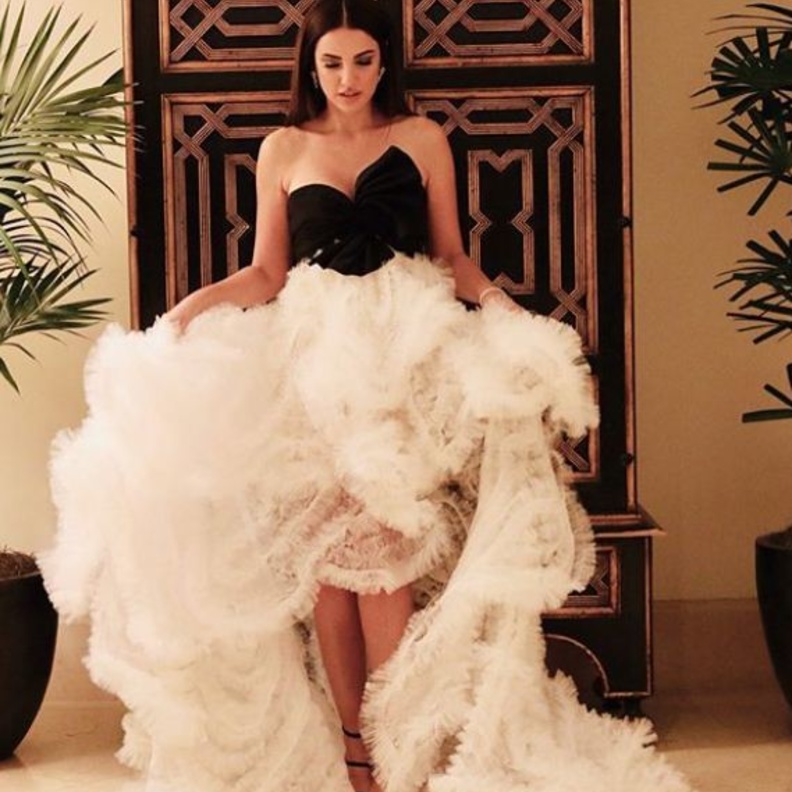 إعتمدت تسريحة الشعر المنسدل على كتفيها، مع ماكياج سموكي