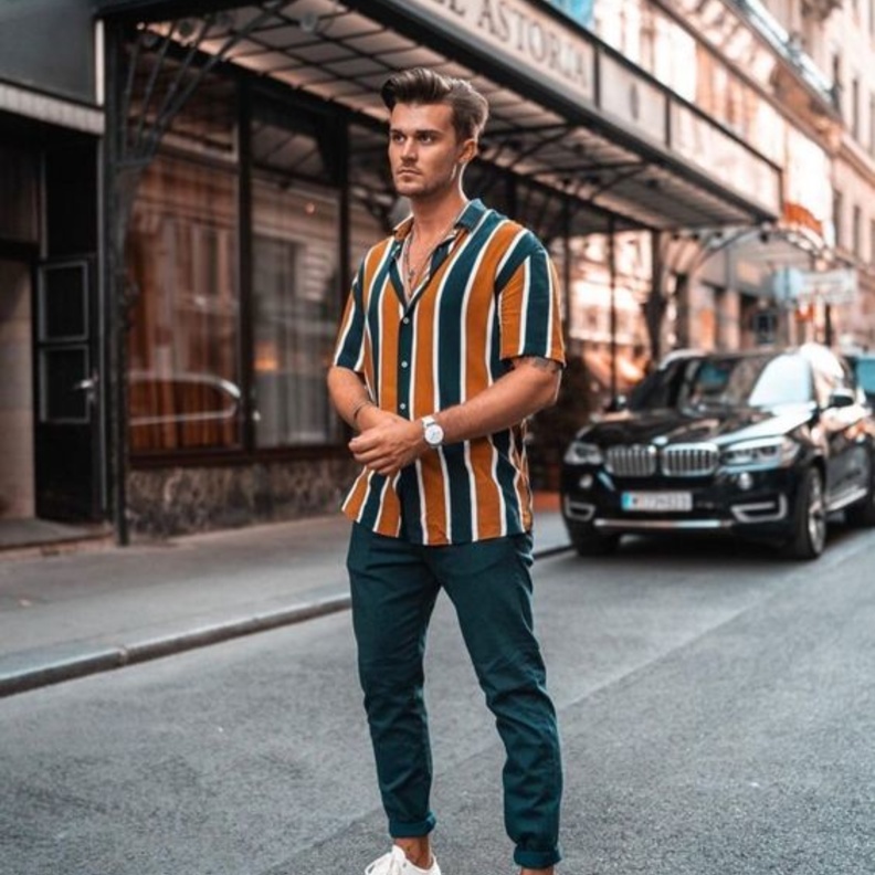 القميص بنقشة الخطوط الطولية بستايل شبابي جذاب