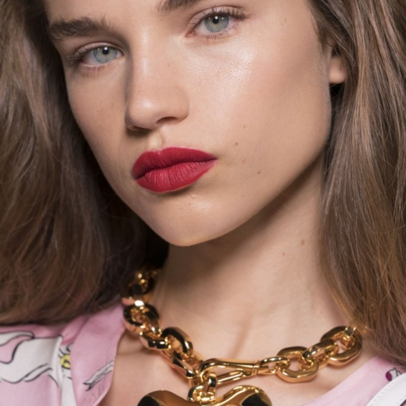 طرق تطبيق روج باللون الاحمر المات مع الكونتور من Escada