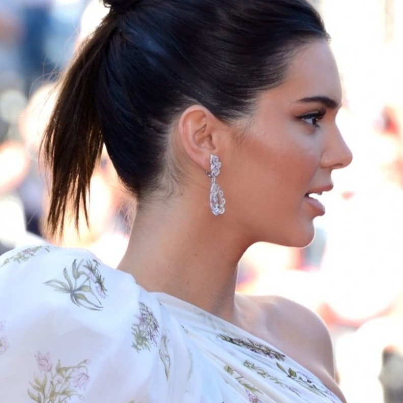 استوحي تسريحة الكعكة المرفوعة من كيندال