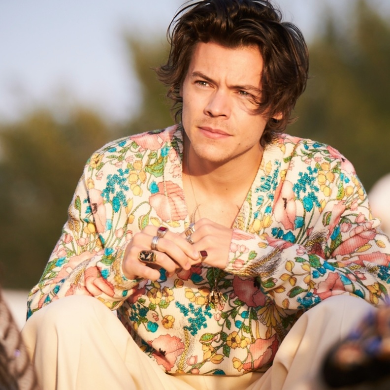 المغني وكاتب الأغاني Harry Styles في الحملة الاعلانية للعطر