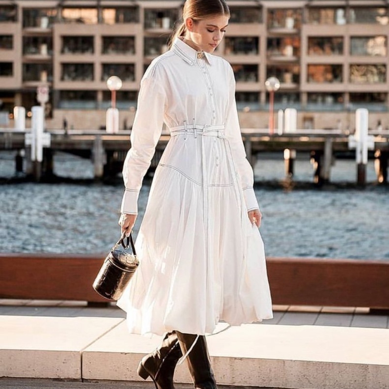  فستان ماكسي مخصر بتنورة واسعة مستوحاة من قصة القميص