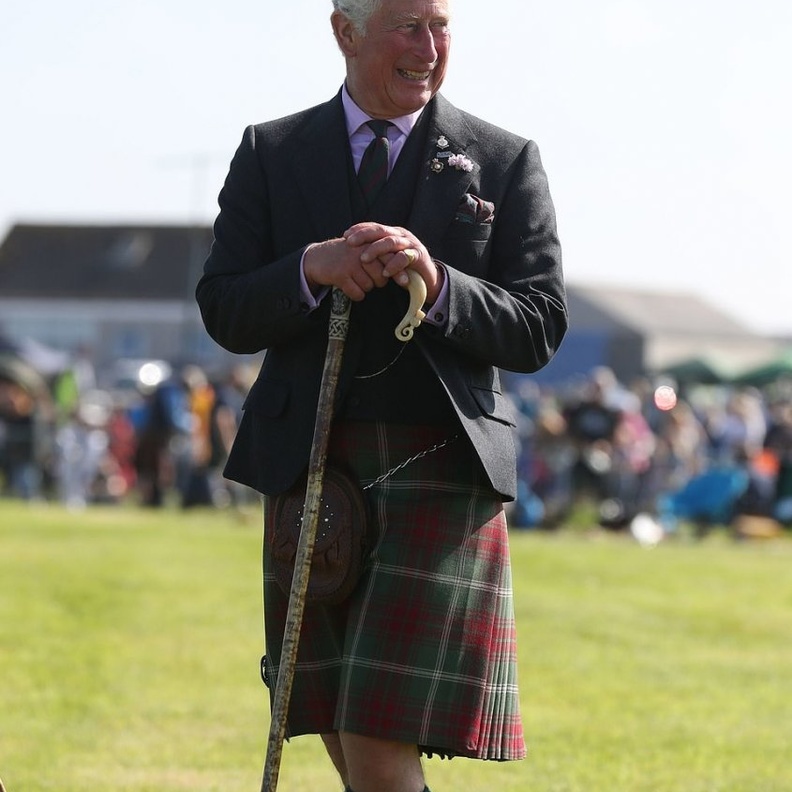  الأمير تشارلز ظهر في دورة ألعاب المرتفعات الإسكتلندية والتي تستمر فاعلياتها ليوم واحد بالزي الإسكتلندي التقليدي