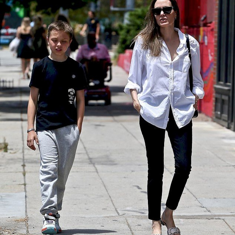  إختارت جولي قميصاً أبيض واسع، نسّقت معه سروال أسود ضيق