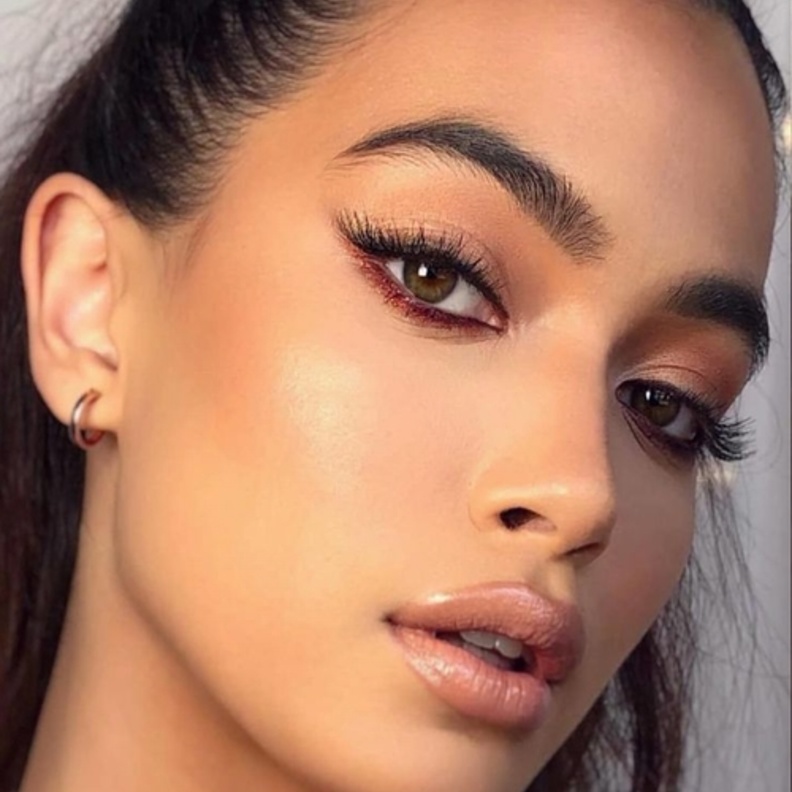  احصلي على المكياج البرونزي بطريقة سهلة وسريعة لصيف 2019