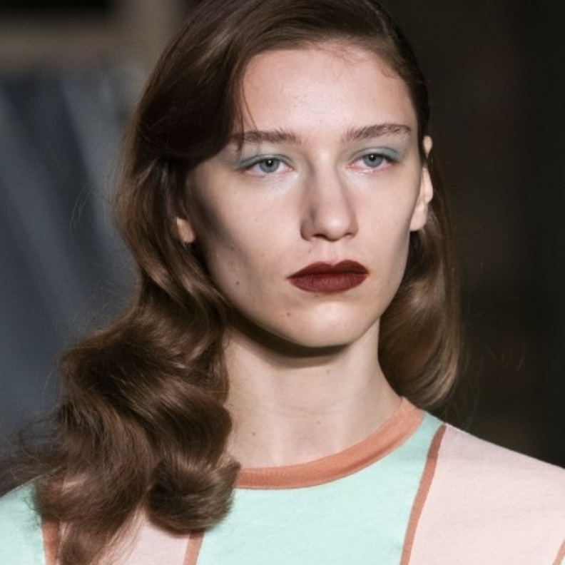 ‏ تسريحات شعر الريترو والويفي العصري من Rejina Pyo