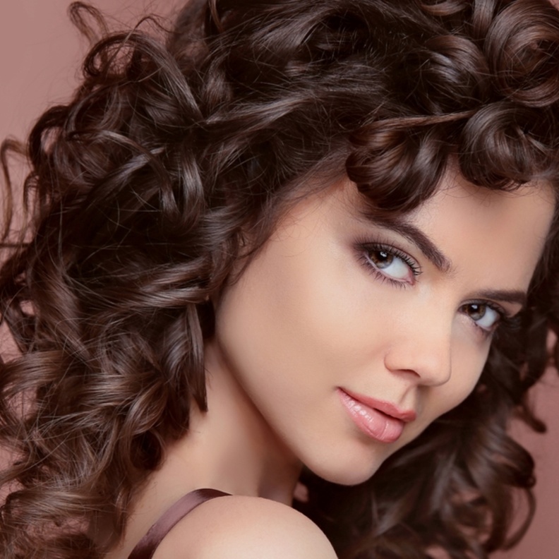 التسريحة المموجة للشعر المجعد الخفيف
