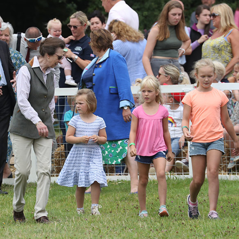 إطلالة الأميرة آن بصحبة ابنتها وحفيداتها