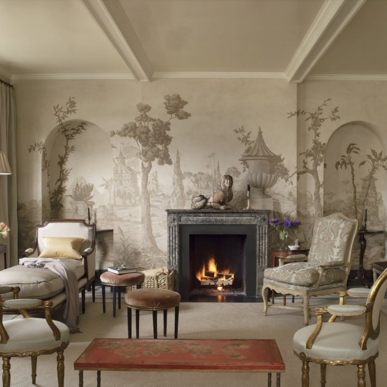 الرسم على اللون الأسود في الحوائط يبرز جمال الألوان والتفاصيل