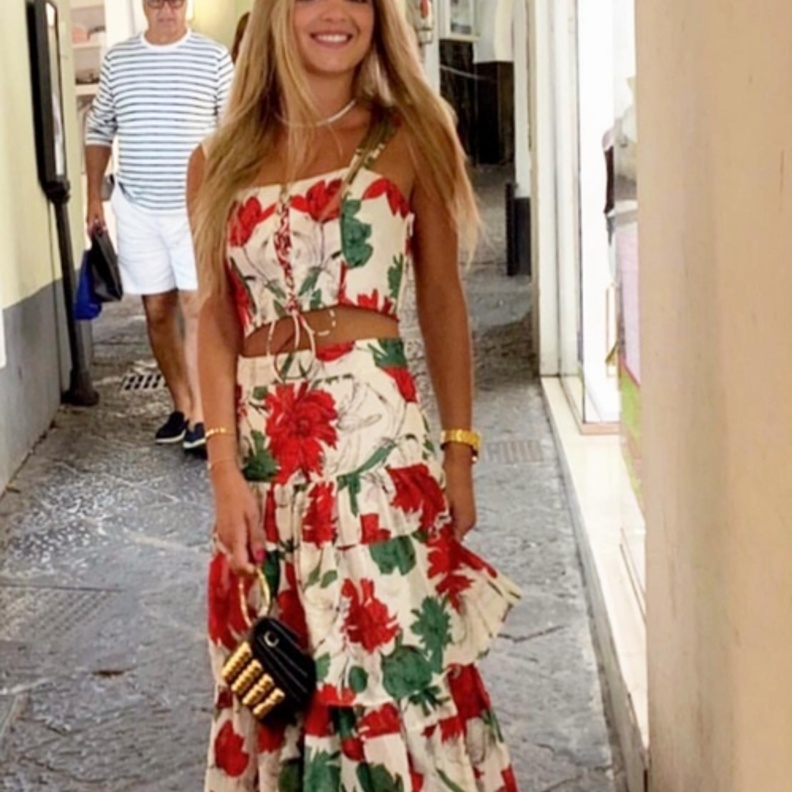 أجمل إطلالات زوجة إيلي صعب جونيور كريستينا مراد بالتصاميم المطبعة بالورود