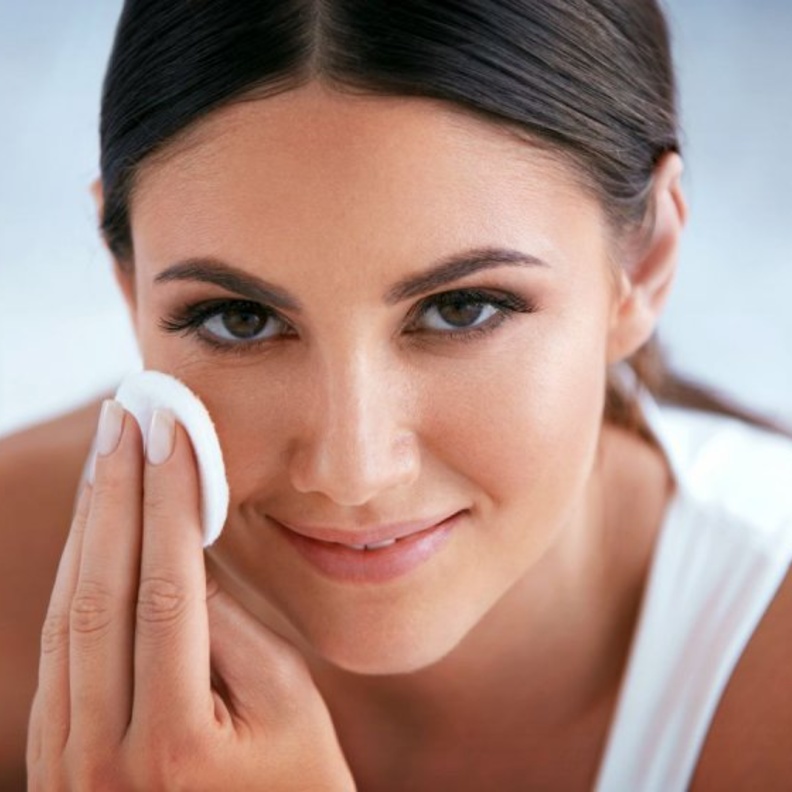 استخدمي زيت جوز الهند بمثابة مزيل للماكياج