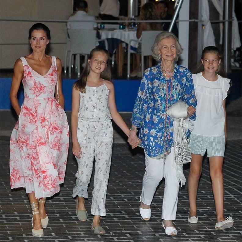  الملكة ليتيسا وعائلها في اخر ظهور لهم