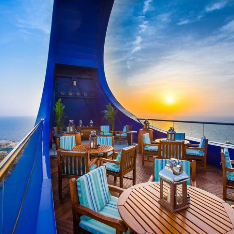 تراس وردهة الملكي ومطعم النودلز في فندق روزوود (Al Malaki Lounge Terrace and Noodles Restaurant, Rosewood Hotel