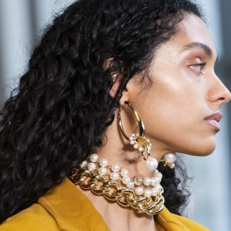 أكسسوارات الاقراط من اللؤلؤ مع السلاسل بأسلوبPrabal Gurung