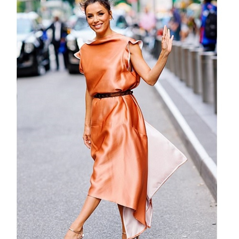 إطلالة ملفتة اختارتها إيفا لونغوريا في إحدى لقاءاتها التلفزيونية في نيويورك