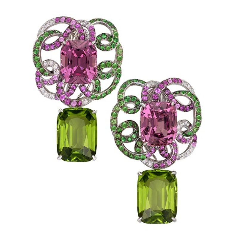 أقراط  مع حجر البريدوت من مارجوت ماكني Margot McKinney