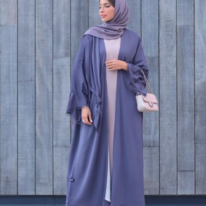 اختارت فاطمة حسام عباية سوداء مفتوحة مزينة بتفاصيل ملفتة