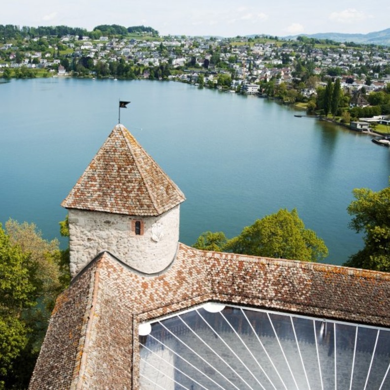 تعج ضفاف نهر ليمات وبحيرة زيورخ بالحياة والنشاطات العديدة