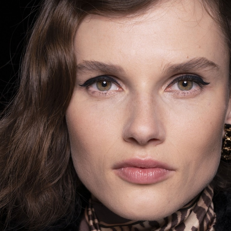  طريقة وضع مكياج عيون ناعم مع الآيلاينر الأسود لعيد الأضحى 2019 من Erdem