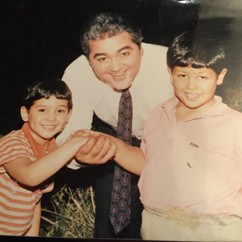 الفنان الراحل مصطفى متولي مع ابنائه