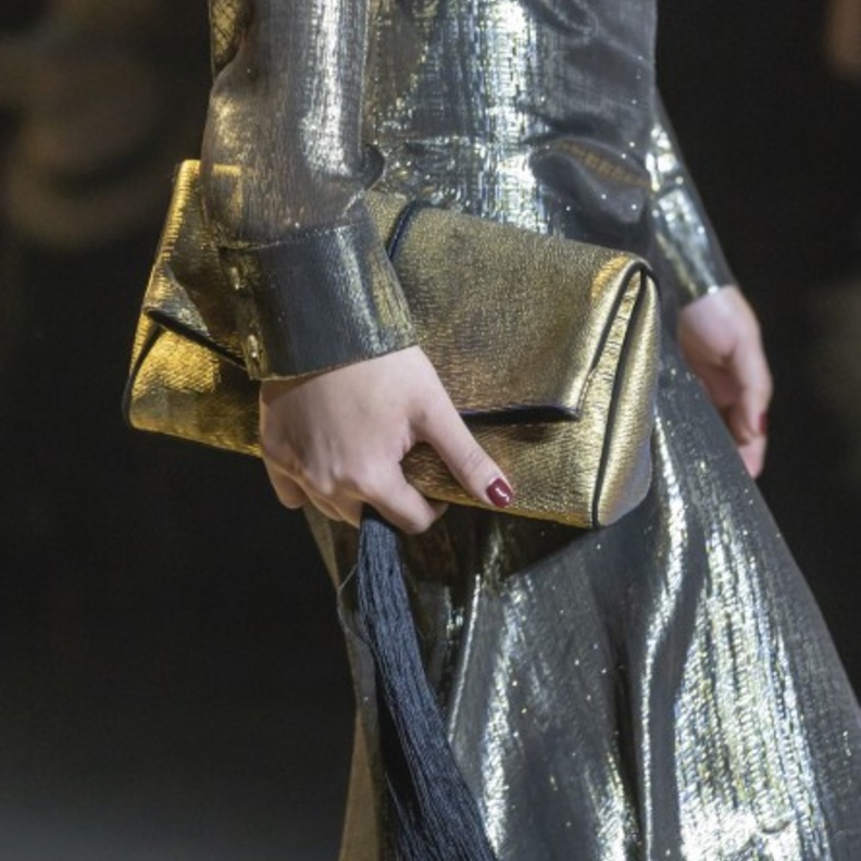 حقائب يد صغيرة باللون الذهبي لإطلالة مميزة في عيد الاضحى 2019‏ من Moschino