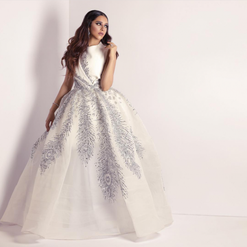 ارتدت نجوى كرم فستان سهرة براق باللون الابيض ومناسب لسهرات عيد الاضحى 