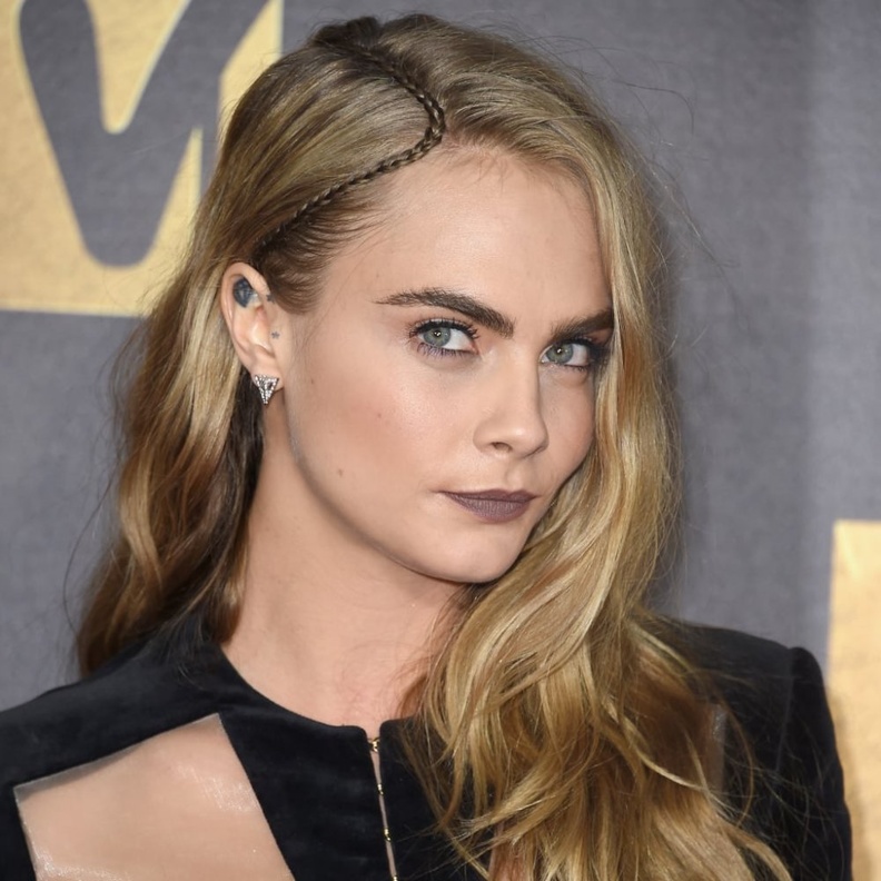 جرأة تسريحات الشعر الذكوري من اختيار كارا ديليفين