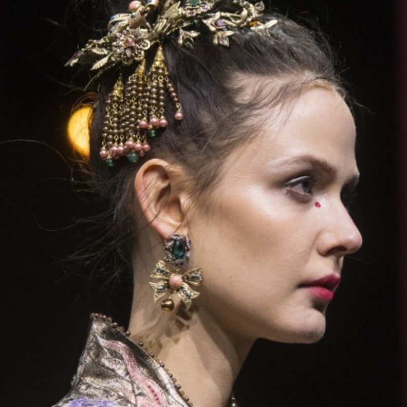 اكسسوارات الشعر الجانبية مع الحبيبات البراقة من AREA