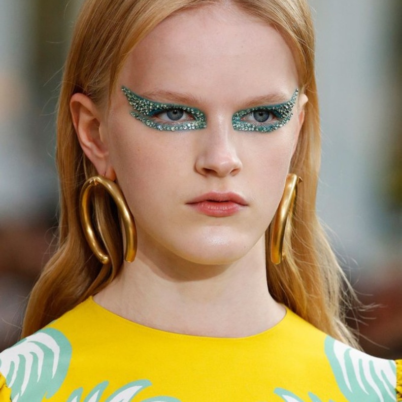 طريقة رسم مكياج عيون براق للسهرات في عيد الاضحى 2019‏ من Temperley London