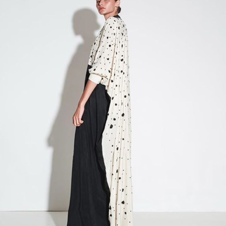 الأسود الفاخر مع لمسات راقية بالتطريزات الذهبية بتصميم من AbayaButh