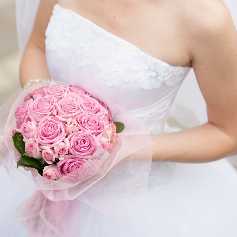 اختاري اطيب حلويات العرس باللون الوردي