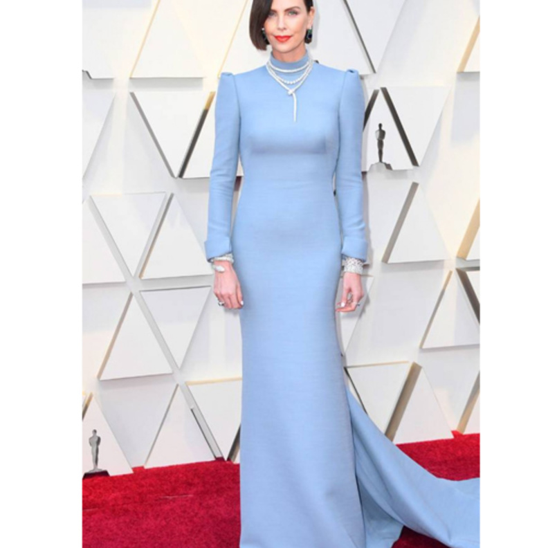 إطلالة الجميلة ‏Charlize Theron‏ بالتوب السوداء والتنورة الفوشيا الواسعة من دار ‏Givenchy