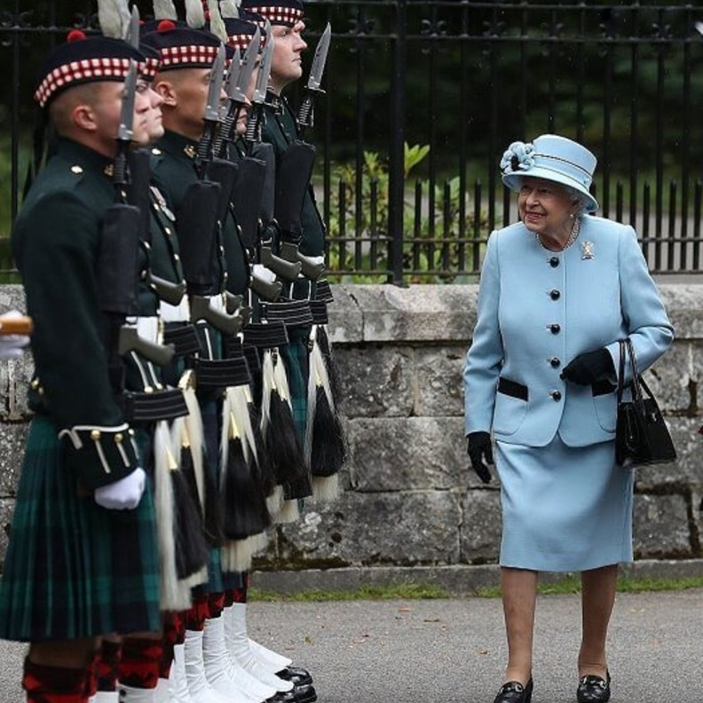 ملكة بريطانيا تتفقد فرقة بالاكلافا كومباني في بالمورال