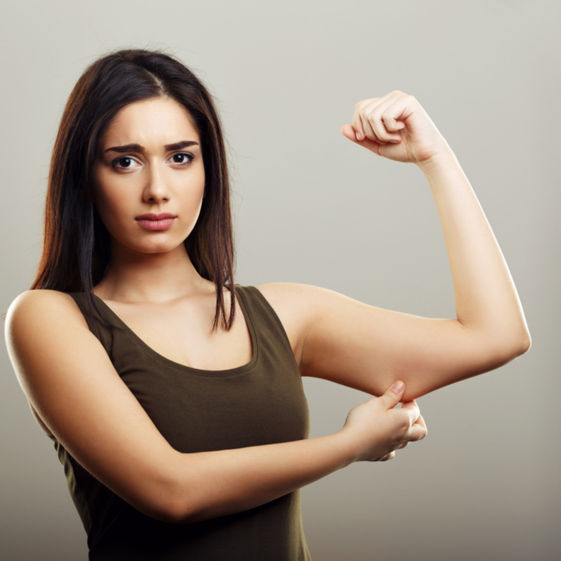 تخلصي من الجلد الزائد والفضفاض من خلال عملية رفع وشد الذراع