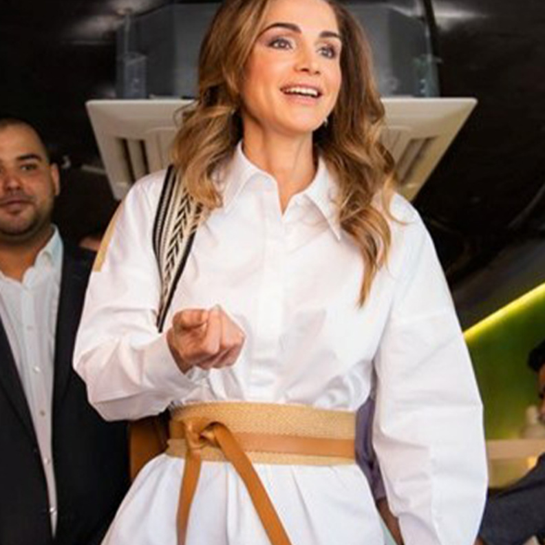 إختارت قميصاً باللونين الأبيض والبيج من ماركة Tibi ولأنه واسع نسّقت معه حزاماً عريضاً