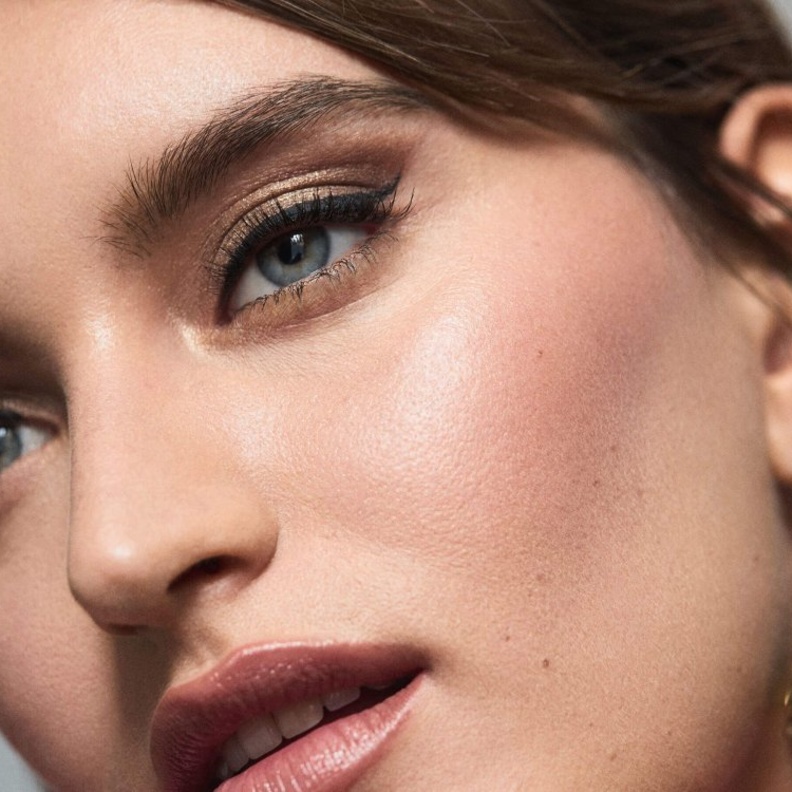 استخدمي الفرشاة لمزج الألوان الخاصة بك