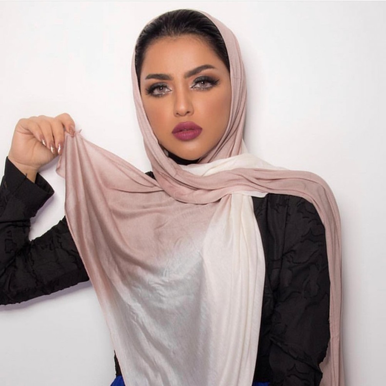 ‏اختيار الطرح الكبيرة اللي تغطي منطقة الكتف على طريقة المدونة أحلام حداد