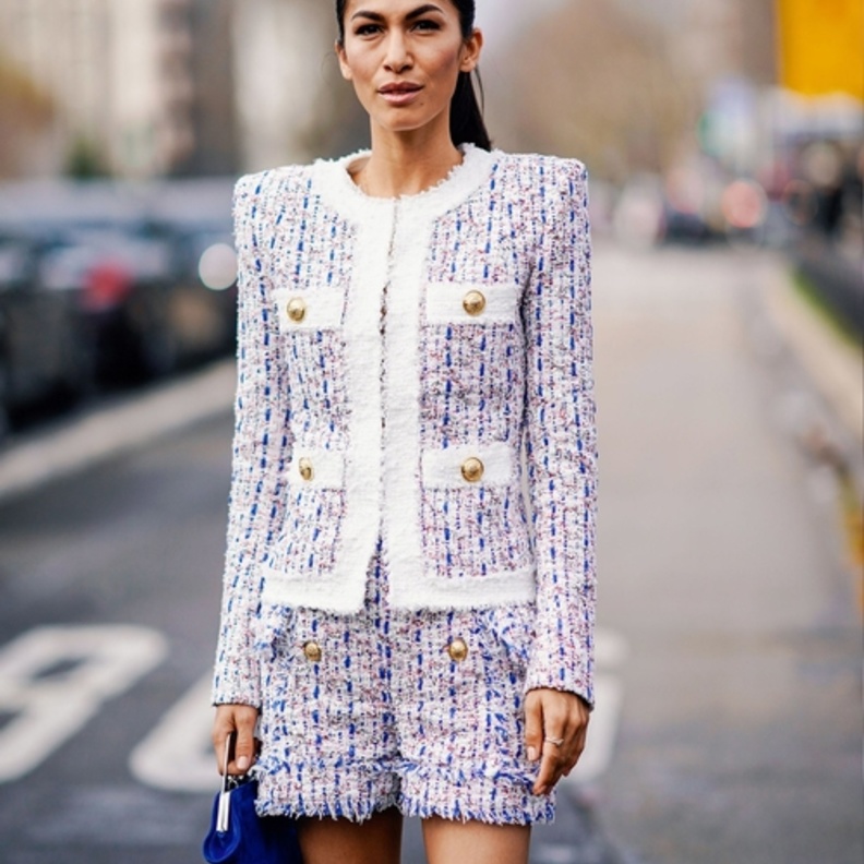 البدلة السوداء بأسلوب عصري وأنيق