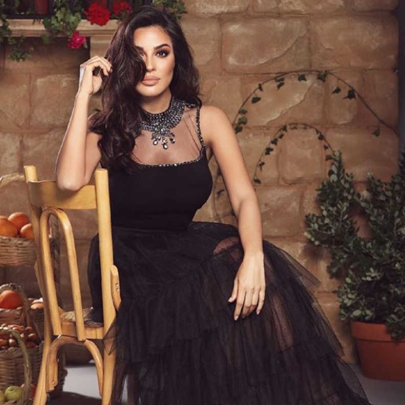 اطلالة أنيقة خلال اسبوع الموضة في باريس من تصميم زهير مراد