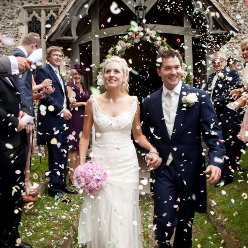 استخدمي أكاليل الزهور أو البالونات الطافية في قلب حمامات السباحة في حفلات الزفاف