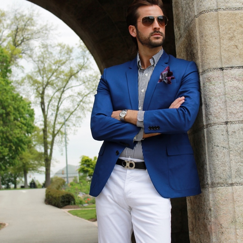 توب البولو بأسلوب أنيق مع البليزر البيج والسروال الأبيض ومنديل الجيب