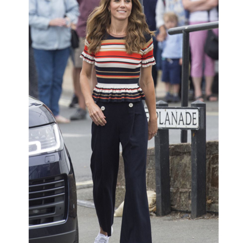 أطلت خلال مباريات سباق القوارب the King’s Cup Regatta بالشورت القصير