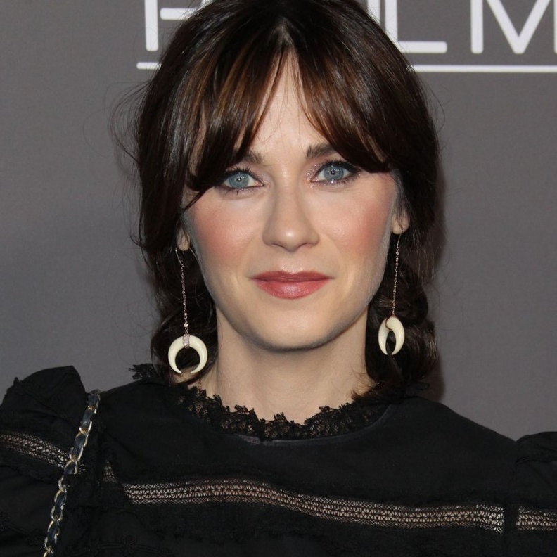 زوي ديشانيل اختارت أن تزين إطلالتها في حفل Baby2Baby الخيري لعام 2018