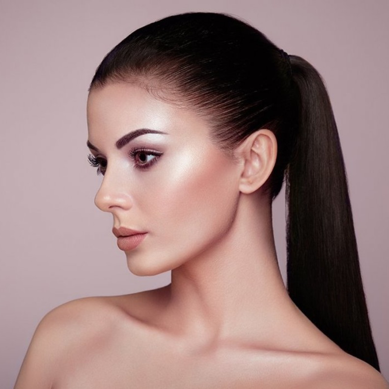 المكياج الزجاجي عبارة عن بشرة ناعمة ولامعة وذات طلة استثنائية