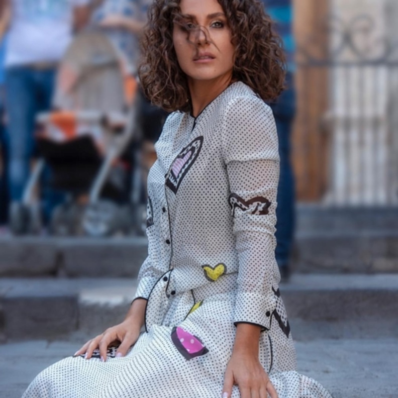 أجمل إطلالات ديما قندلفت بموضة الفساتين البراقة