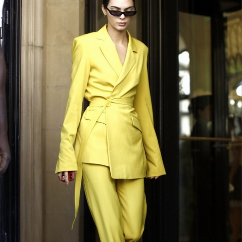 اختارت النجمة‎ Kendall Jenner ‎بدلة رسمية مطبّعة بالورود الملوّنة من دارOff-White ‎