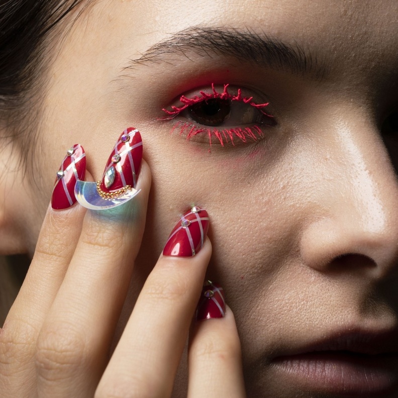 أجمل ألوان المناكير الحمراء والداكنة