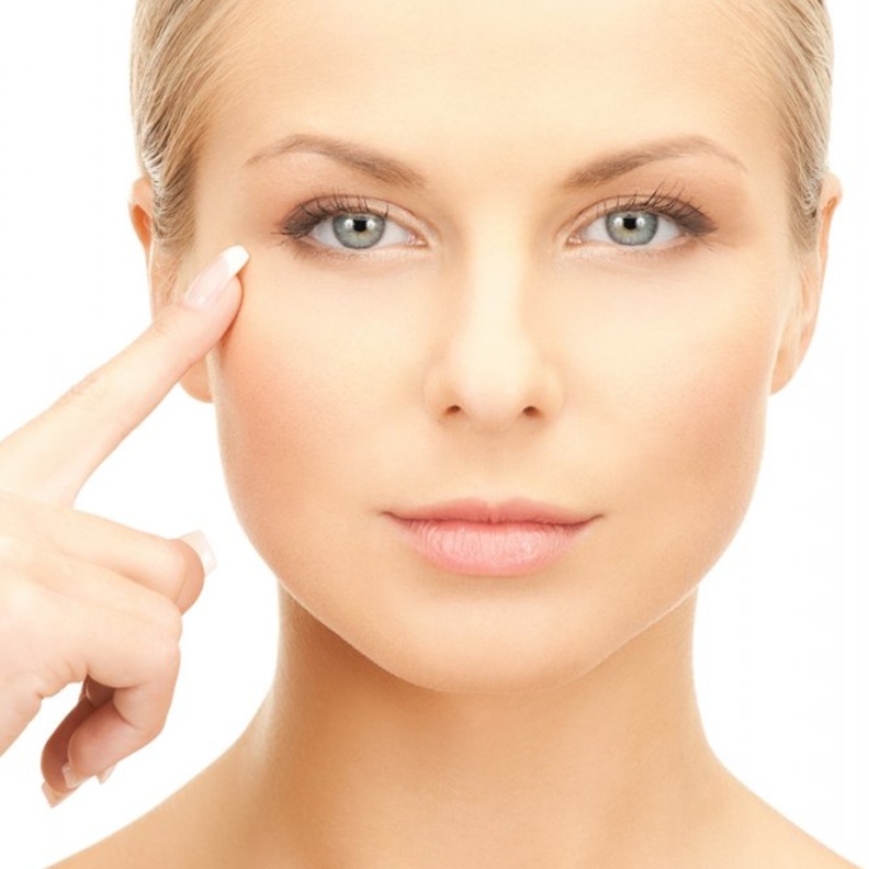 تجنبي انتفاخ الجفون السفلية باتباع طرق طبيعية