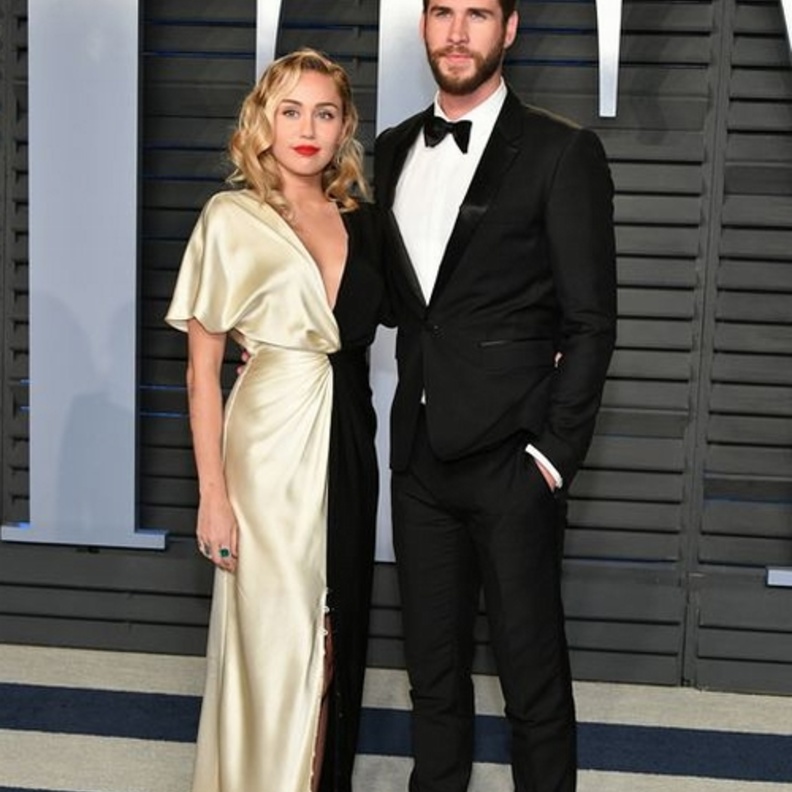  اختارت مايلي سايرس فستان مميز من سانت لوران وليام تألق في بدلة باللون الأسود