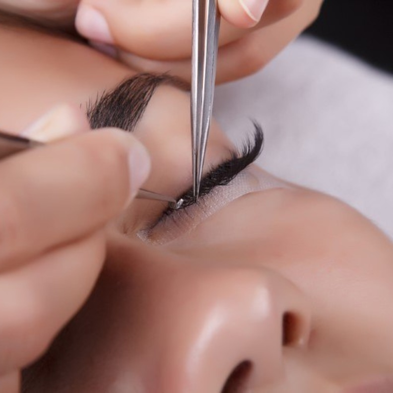 الجئي لعملية زرع الرموش السهلة للحصول على رموش طويلة وكثيفة طوال العمر